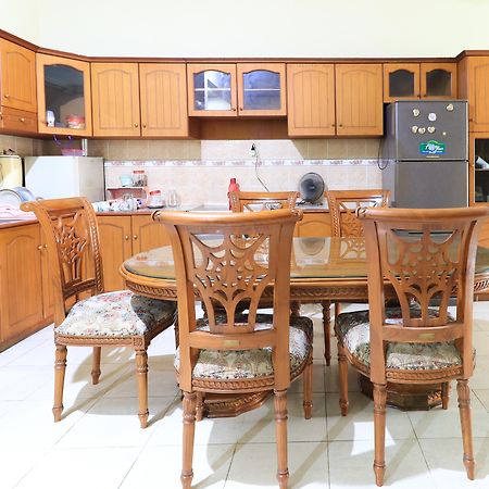 Guest House Samarinda Buitenkant foto